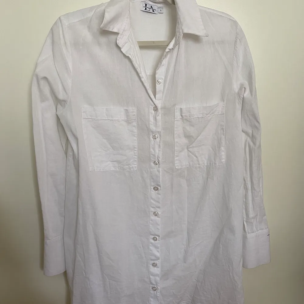En vit skjortklänning i jättefint skick använd vid 1 tillfälle. Från NAKD och det är från Linn Ahlborgs kollektion✨ st S, 250kr. Klänningar.