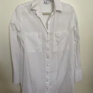 En vit skjortklänning i jättefint skick använd vid 1 tillfälle. Från NAKD och det är från Linn Ahlborgs kollektion✨ st S, 250kr