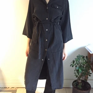 Svart klänning/kappa  - svart klänning/kappa med knappar och bälte från weekday i storlek XS men funkar på mig som är S. Du betalar ev. frakt men kan också mötas upp i malmö