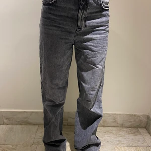 Zara jeans stl 42 - Snygga gråa jeans i strl 42. Jag är 175 cm lång som referens. Det är ett fåtal små hål vid bakfickorna som jag har sytt igen, ingenting som syns jätte mycket. Snygg passform med raka ben och slitningar längst ner.