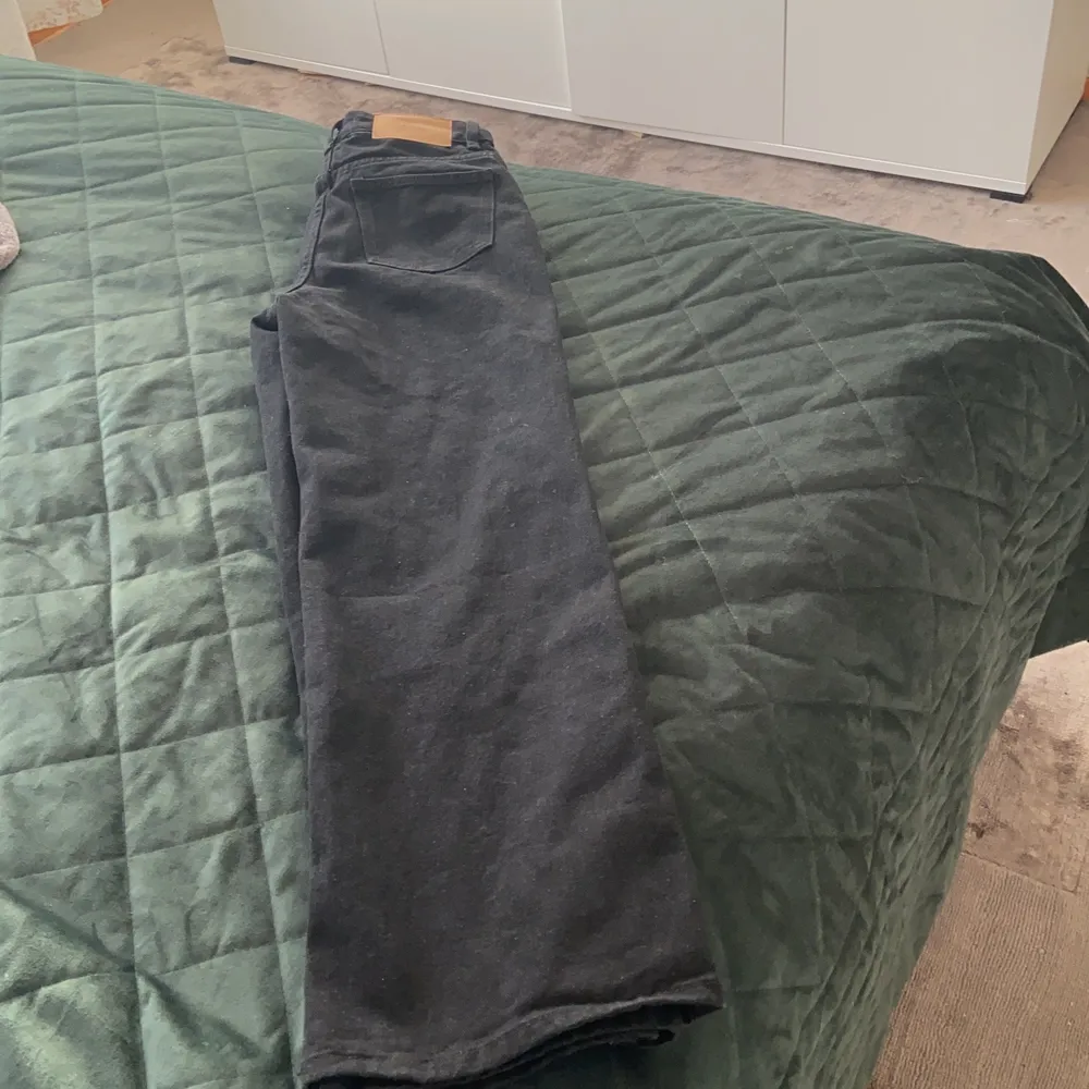 Svarta straight leg jeans, aldrig använda. Från SHEIN, säljer för de är för små. Storlek 34 (xs) . Jeans & Byxor.