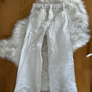 Vita jeans - Säljer nu mina vita favvojeans eftersom dem är för små. Köpta från GinaTricot i storlek 32, skulle säga att dem är en normal storlek men lite långa. Är 172 och dem lite lite långa på mig. Vet att dem är skrynkliga på bilden men sista bilden ser ni en libaneser modell från Gina när dem är lite mer fixade. Om du vill ha fler bilder så skicka bara till mig.
