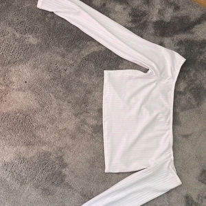 Offshoulder topp  - Säljer en fin offshoulder topp från Nelly. Perfekt till sommaren! Storlek M men skulle säga att den även passar S!
