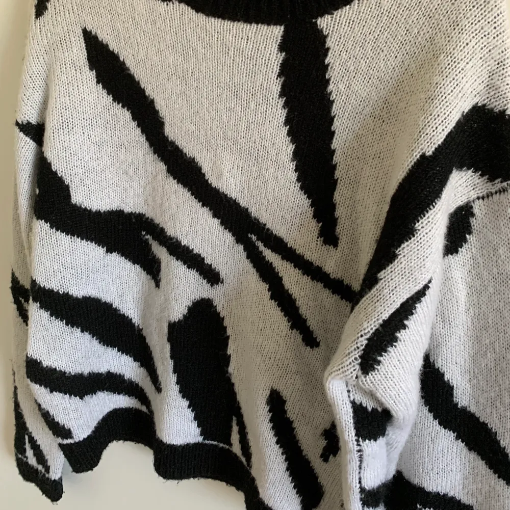 Säler denhär SUPERSNYGGA zebra tröjan från nakd köpt i sommars och bara använd fåtal gånger! Passa på då jag tvekar på att den finns kvar att köpa på nakd💫. Stickat.