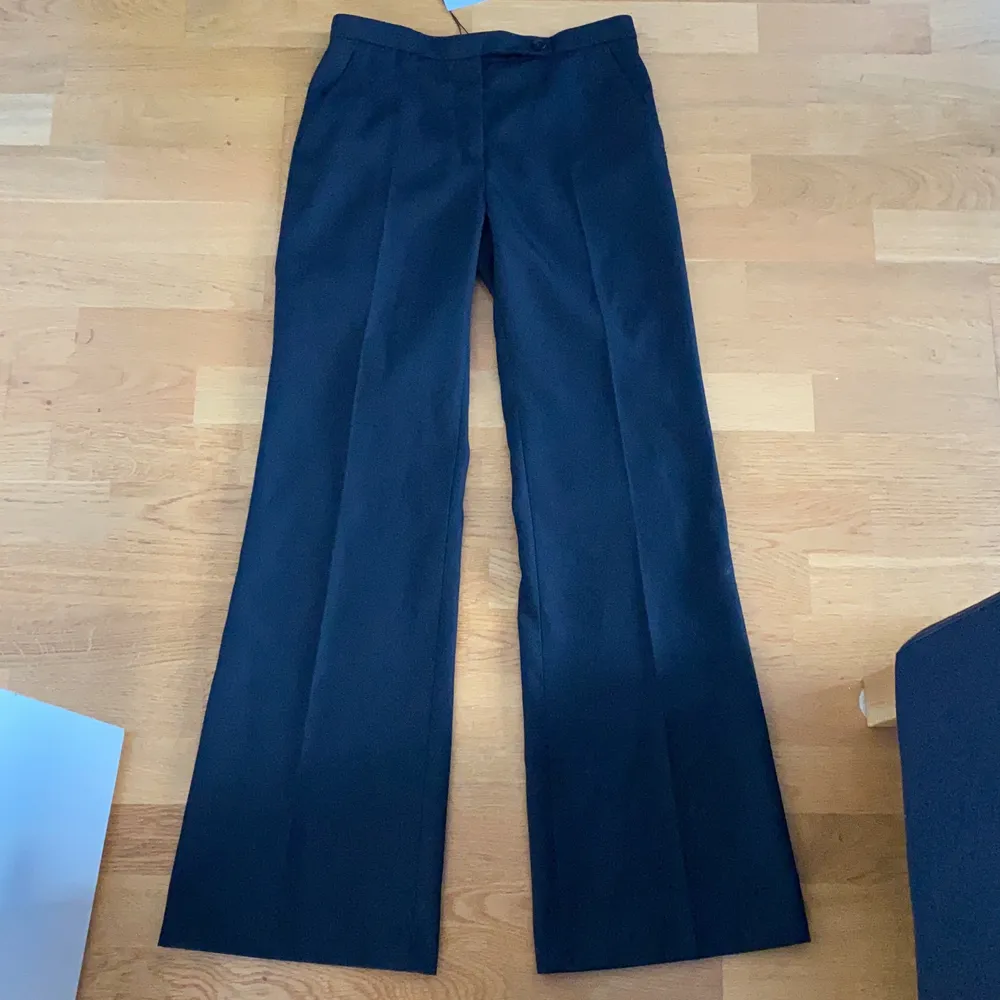 Helt nya Lågmidjade kostymbyxor från zara, i svart som inte finns längre. säljer för att de var för små för mig. Buda.. Jeans & Byxor.