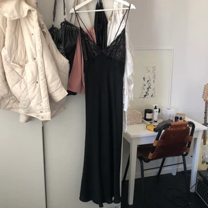 Nattlinne Lindex  - Köpt på Lindex! I en storlek Small, skulle påstå att den är större i storleken. Går även att justeras pga snörning i ryggen :)