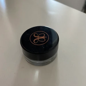 Anastasia Dipbrow pomade  - Säljer min Dipbrow Pomade från Anastasia, då färgen inte funkade på mina ögonbryn. Men annars väldigt bra produkt som jag säljer vidare! Använd fåtal gånger, men nästan som ny✨