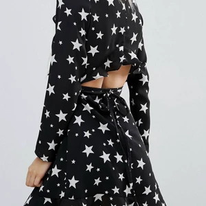 Klänning - Super fin klänning från ASOS med stjärnor. Storlek 38 petite men sitter som en Small.