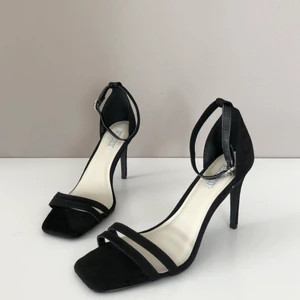 Svarta klackar - Svarta klackskor med diamantliknande spänne. ALDRIG ANVÄNDA! Köpta på Nelly.com från deras egna märke NLY shoes. Skriv för fler bilder om önskas. 