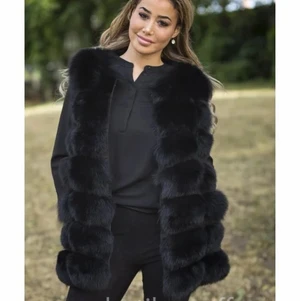 Pälsväst garoff  - Jag säljer min svart pälsväst, pälsen är äkta. Super fin men kommer inte till användning! Den är svart och super mjuk och skön päls. Köpte den i garoff butiken för 1000kr. Storlek S men skulle passa för både XS S M