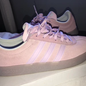 Rosa adidas skor i imitation mocka - Helt oanvända adidas skor, köpta för runt 1000kr. De är i mocka imitation.