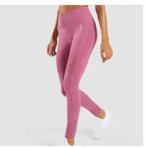 Rosa leggins ifrån gymshart i använt skick! Sitter som en smäck i storlek xs. Toppen på bilden säljs också i en annan annons!