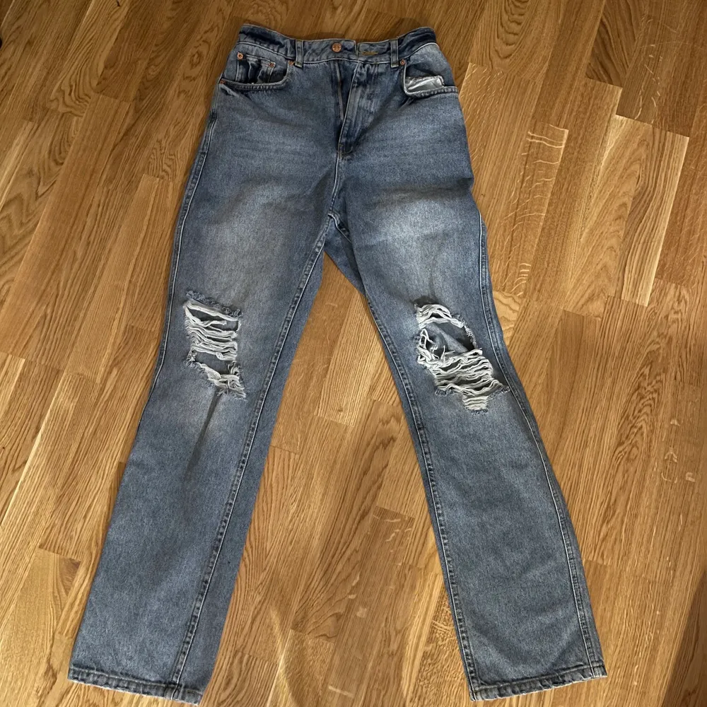 Storlek 36. Säljer då de tyvärr blivit för små för mig. Kan mötas upp i Karlstad eller posta. . Jeans & Byxor.