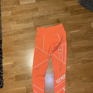 elly pistol träningstights  - ett par högmidjade träningstights som inte kommer till användning! Super snygga! lite små i storleken, jag brukar ha xs i vanliga fall! 