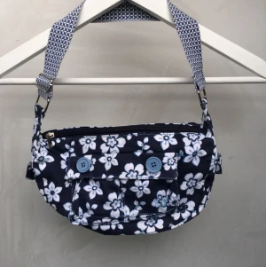 Baguette handväska  - Supermodern baguette handväska. Så gott som oanvänd. Möjligt att ändra längden på bandet ✨