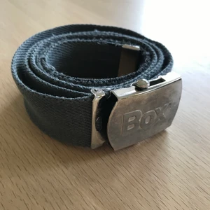 Skärp i tyg - Grått skärp i tyg. GRATIS vid köp av någonting annat i min shop, annars 20 spänn 😊