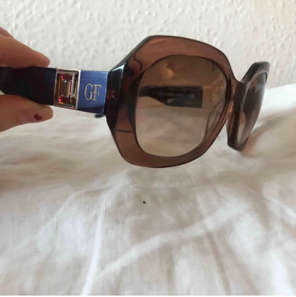 Så fina äkta! Köpte dom på plick förra året och har inte använt dem dem själv pga gillar solglasögon som är lite större!! Förra ägarens bilder puss . Accessoarer.