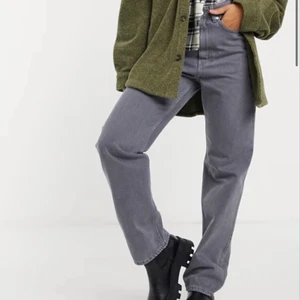 Weekday row 27/32 - Snyggaste gråa jeansen ifrån weekday i den populära modellen rowe, strl 27/32🥰 Har även sprättat upp sömmen där nere för ytterligare längd! Spårbar frakt 66kr💖