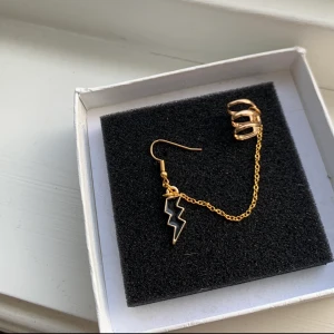 Earcluff - En svart blixt örhänge tillsammans med en earcluff