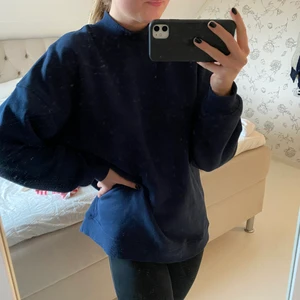 Oversized sweater med polokrage  - En oversized, jätte skön, sweater med polokrage från zara. Lite längre och jätte snygg över jeans eller över en ljus kjol på sommaren. Kan frakta eller mötas upp beroende på, pris kan diskuteras 💙