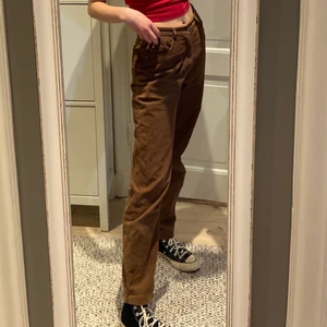 Manchesterbyxor  - Superfina manchesterbyxor från en secondhand affär.  Jättefint skick! Strl M, och sitter väldigt bra på mig som är 175 cm lång. Passar nog också de som är kortare (typ 165 och uppåt). Köparen står för frakt✨