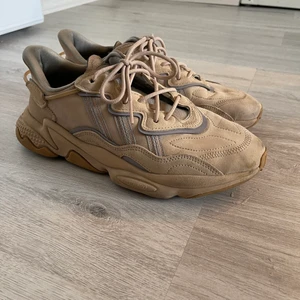 Adidas Ozweego 42 2/3  - Fint skick. Använda ett fåtal gånger.