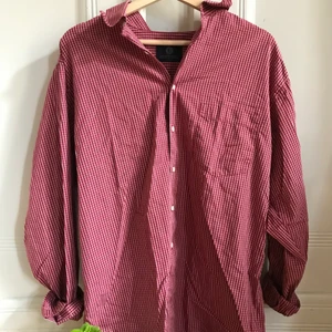 Rutig Oversized Skjorta - Oversized skjorta🌼 Storlek L skulle jag säga. Kontakta mig vid frågor :)