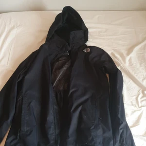 North face jacka herr M - North face jacka Herr M. Otroligt bra skick då jag endast använt den cirka 2-4 gånger.