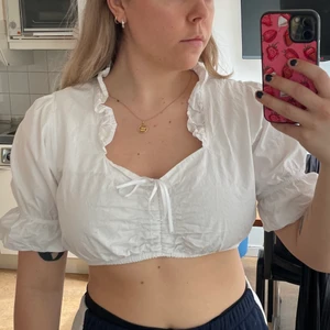 Topp - En jättesöt topp från second hand i Berlin. Strl 46 men passar både M-L, eller också om du har lite större byst. 100kr+frakt🌞