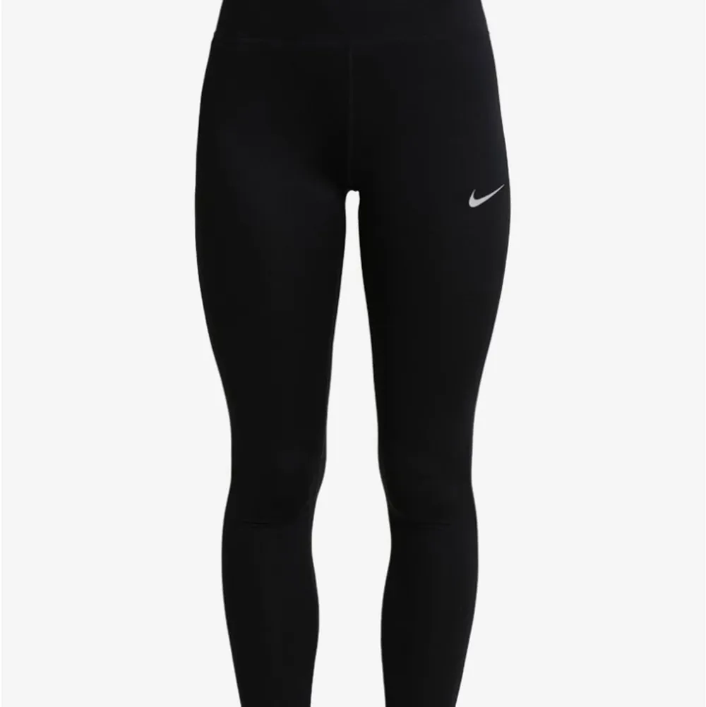 Säljer ett par tights ifrån Nike i storlek M. Knappt använda så skicket är mycket bra. Tyget är tjockt och i bra kvalitet. Skicka privat för fler bilder. Nypris ca 400-500kr. Köparen står för frakten🖤🖤.. Jeans & Byxor.