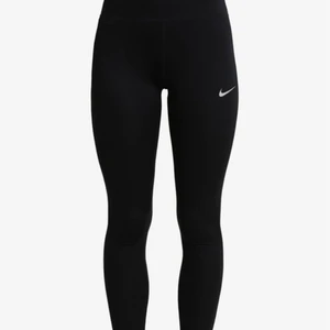Nike träningstights  - Säljer ett par tights ifrån Nike i storlek M. Knappt använda så skicket är mycket bra. Tyget är tjockt och i bra kvalitet. Skicka privat för fler bilder. Nypris ca 400-500kr. Köparen står för frakten🖤🖤.
