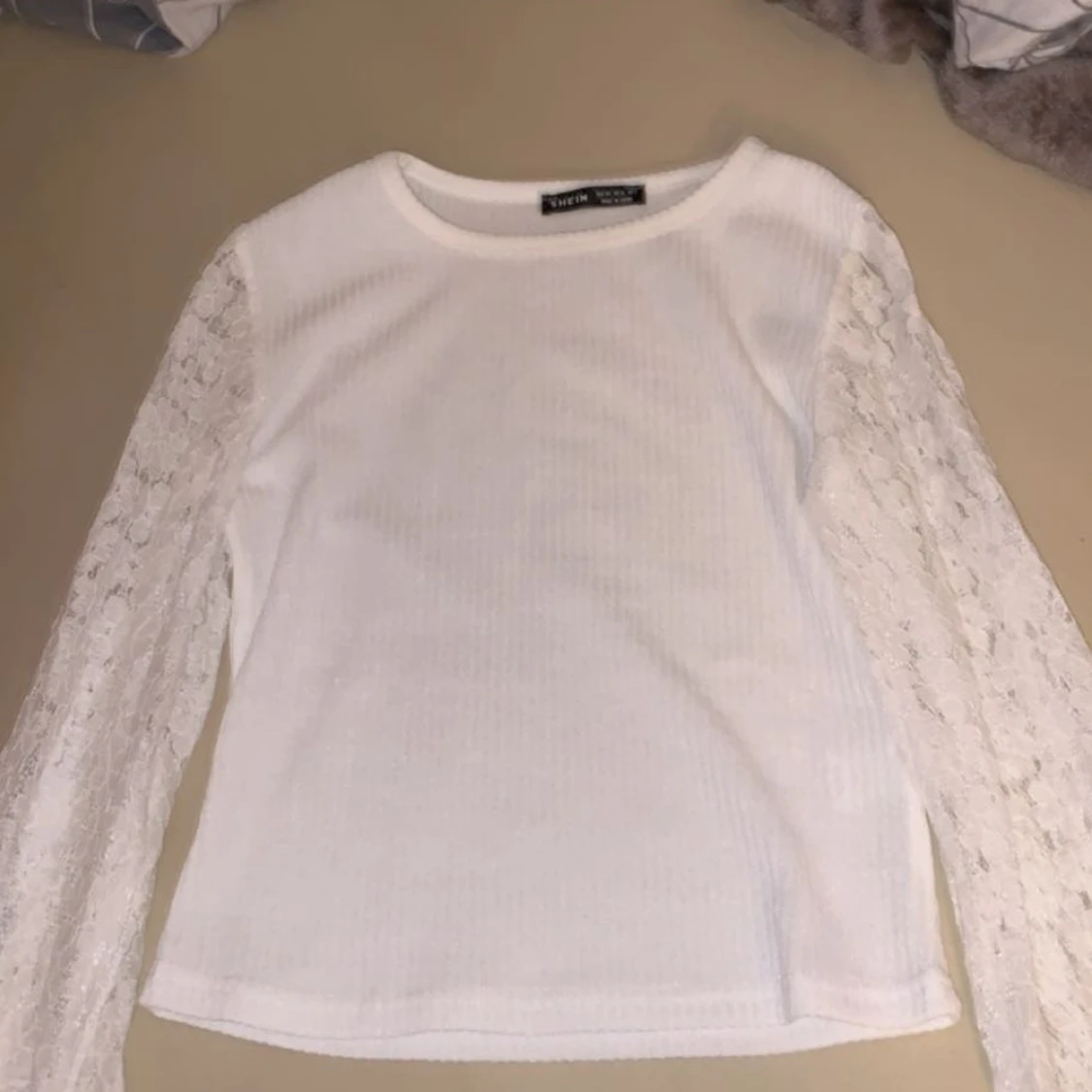 En jätte fin tröja med spets ärmar från SHEIN i storleken xs  - 90