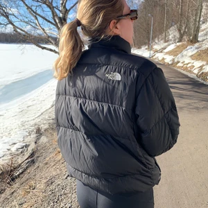 The north face puffer - Intressekoll på min the north face jacka! Har någon liten skavank så skriv privat för bilder/frågor! Buda i kommentarerna!