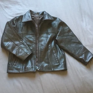 Skinnjacka från 80’s - 80’s skinnjacka i mörkbrunt läder med korta armar!  Det stor XXL på jackan men är en XS:) 