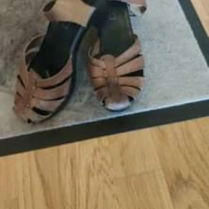 Klacksor - Träklackskor I äkta läder. Priset är förhandlingsbart och skorna stämmer överens verkligheten. St 37 jag säljer endast för att jag har vuxit ur. Väldigt bekväma tack vare skornas egna inlägg 