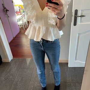 Volangblus tight H&M - Supersnygg blus i volang från H&M, storlek 34/XS, aldrig använd mer än för foto till annonsen!