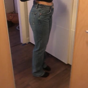Zara jeans  - Midrise jeans från zara. Endast använda ett par gånger. Nyskick! Straightleg och jättelånga. Storlek 42 men skitsnygga oversized till en som vanligtvis har 38. 