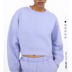 En bascic sweatshirt köpt på Zara för 120kr och säljer eftersom den ej har kommit till användning! Slutsåld i storleken S. Helt ny och inte alls använd ! 50kr+frakt