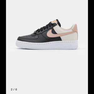 Superfina Nike air force 1 skor, köpta i september men knappt använda, skriv privat för fler bilder på skorna💘💘