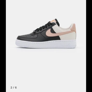 Air force 1 - Superfina Nike air force 1 skor, köpta i september men knappt använda, skriv privat för fler bilder på skorna💘💘