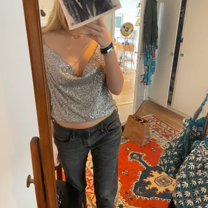Glittrig party topp - Säljer denna as coola party topp från zara. Inköpt i somras men endast använd 2 ggr💕💕