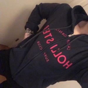 Hollister hoodie strl L (men passar alla) - • super skön marinblå tröja med ett rosa tryck från hollister • i princip oanvänd, nyskick. Inga skador och den är inte heller urtvättad (min kamera är inte den bästa) • strl L men skulle säga att den absolut passar alla strl ända fr XS-L (jag själv är xs-s)  60kr + frakt  #oanvänd #hollister #marinblå #rosa #hoodie #skön