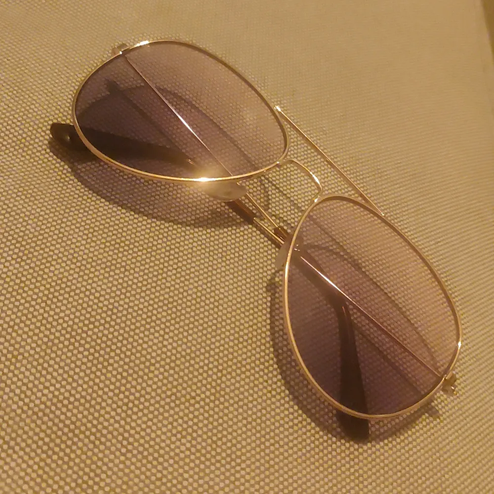Sunglasses with ombre lense and gold frame. Accessoarer.