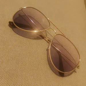 Solglasögon - Sunglasses with ombre lense and gold frame