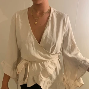 Omlott blus  - En superfin ljusbeige omlott blus ifrån boohoo. En defekt på baksidan därav priset, bortsett från det är den i toppskick 💖