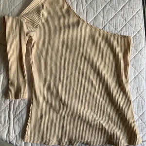 Topp - Snygg beige en ärmad tröja 