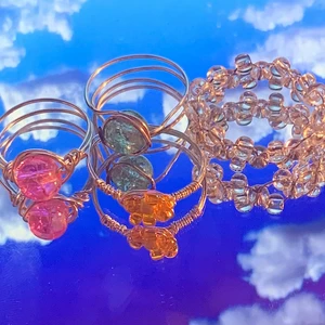 Hemmagjorda ringar  - Ringar gjord i försilvrad koppartråd. Ringarna finns i andra färger, En ring kostar 25kr + frakt💕 Ju fler ringar man köper desto billigare blir det🥰