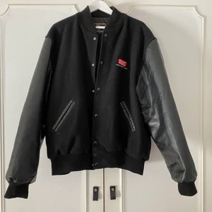 VINTAGE VARSITYJACKA - Världens finaste varsityjacka!!!! 😍 Säljer då jag tyvärr inte fått lika mycket användning av den som jag hoppats. Den är oversized på mig som är 170cm och vanligtvis S/M. Det står att den är storlek XXL, men skulle snarare säga en L. Passar alla storlekar beroende på önskad passform. Jackan är fodrad & ärmarna är i läder. Skriv privat för fler bilder eller frågor 🧡 Köparen står för frakten på 99kr ☺️ !!KÖP DIREKT FÖR 800!!