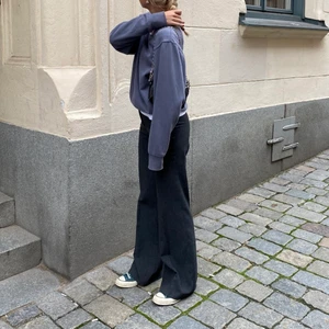 Mörkgråa Kostymbyxor  - Fina mörkgråa kostymbyxor från zara, mycket gott skick. Har för mycket byxor och alger därför, men är et para så snygga byxor!!! 