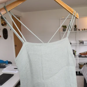 Strappy klänning  - Strappy klänning från H&M i storlek 34. Väldigt fint skick. Superklänning till sommaren. Kan mötas upp i Stockholm eller skicka. ❤️ 